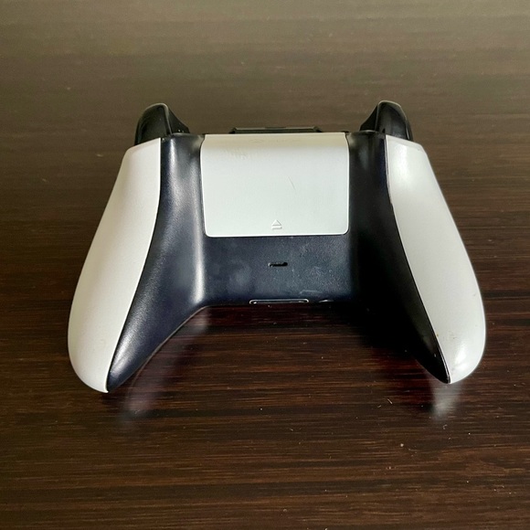 XBox One S 1TB Console - Picture 11 of 12